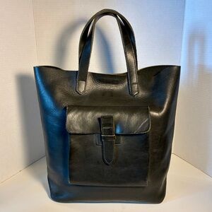 Thick leather American Apparel handbag in black with magnetic top closure